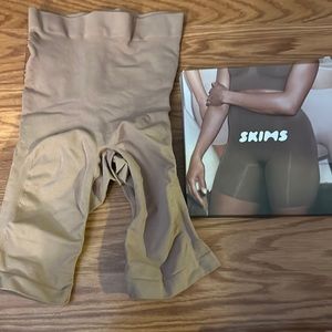 Skims Sculpt Short Mid Thigh w Open Gusset